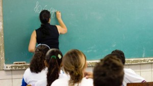 Governo recua e revoga trecho de decreto que ampliava ensino a distância na educação fundamental