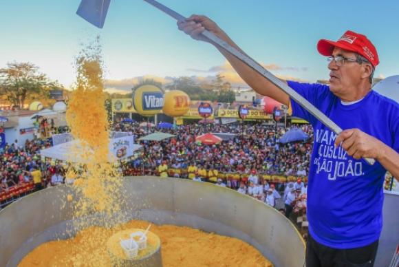 “Maior cuscuz do mundo” atrai forrozeiros para o São João de Caruaru