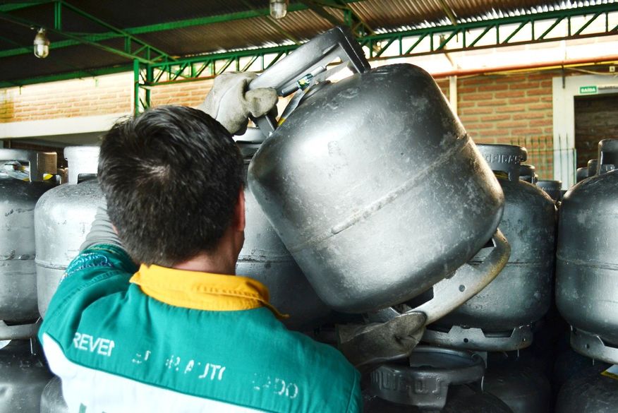 Governo quer reduzir pela metade o preço do gás de cozinha, diz Guedes
