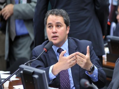 Efraim quer solução para Correios