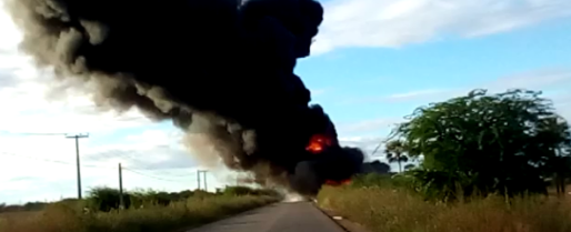 Carreta tomba em rodovia, explode e motorista morre queimado