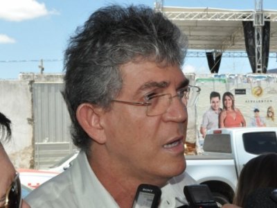 Ricardo Coutinho anuncia concurso público para professores