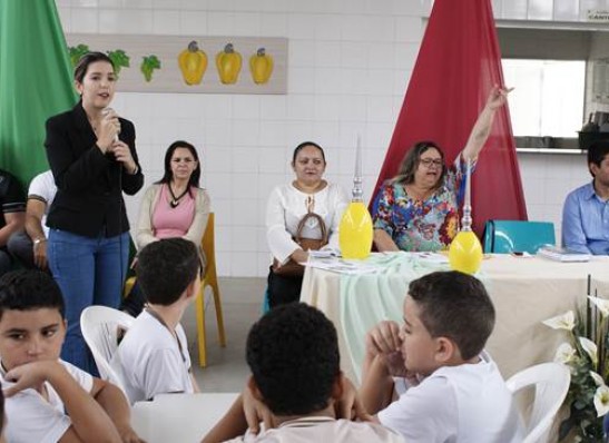 Prefeita de Monteiro entrega livros para alunos das escolas municipais