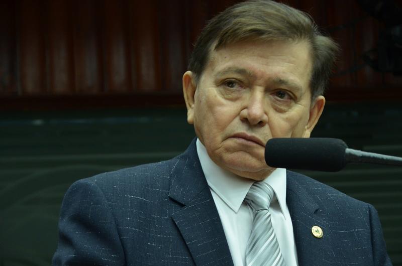 Deputado João Henrique perde o equilíbrio durante programa de rádio em Monteiro