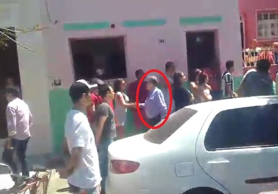 Multidão recepciona senador Cássio Cunha Lima na Paraíba com panelaço, vaias e gritos de ‘golpista’; veja vídeo