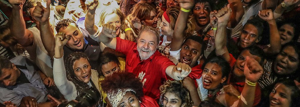 Lula lidera intenções de voto em todos os cenários, diz pesquisa da CNT