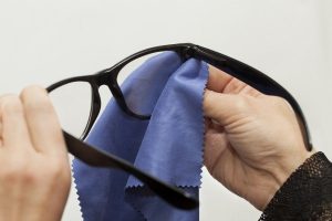 Especialista chama atenção para limpeza correta de óculos; veja orientações