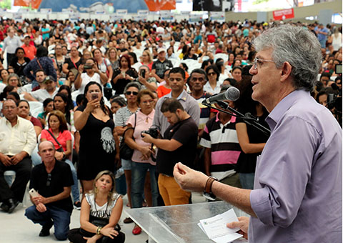 Ricardo entrega mais de 2,6 mil carteiras de trabalho e assegura direitos a profissionais da Educação