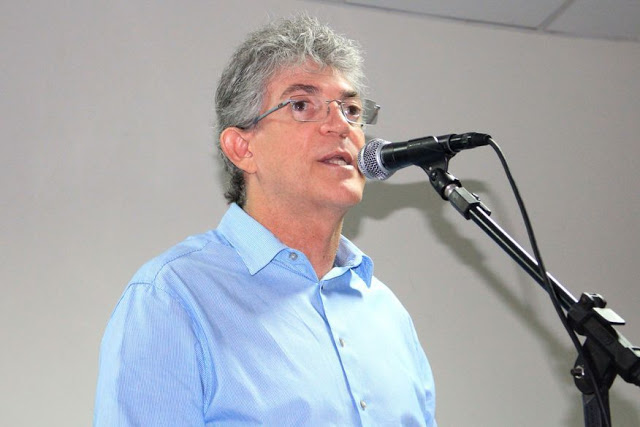 Ricardo anuncia concurso com mil vagas para professor