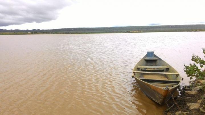 Carros-pipa voltam a retirar água do Açude de Taperoá e população teme colapso