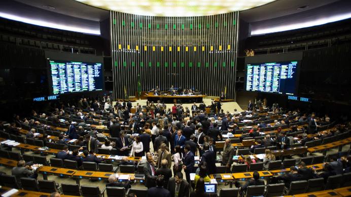 Votação da denúncia contra Temer deve dominar debates desta semana na Câmara