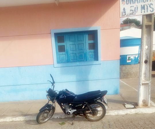 Moto é abandonada em Sumé