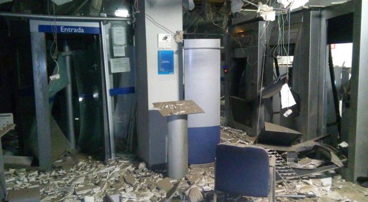 Bandidos explodem agência da Caixa Econômica em Sertânia