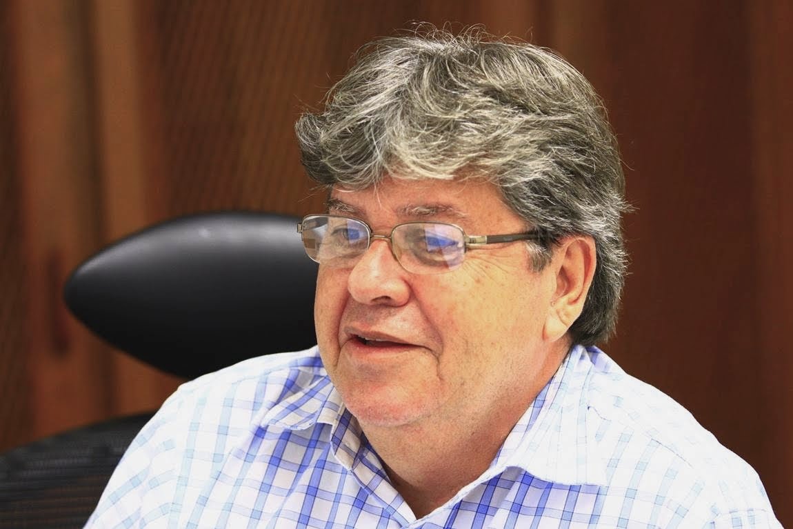 João Azevedo revela negociações com o PT, mas não define lugar em chapa