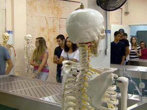 Estudantes de Passos durante primeira aula no curso de medicina (Foto: Reprodução/EPTV/Arquivo)
