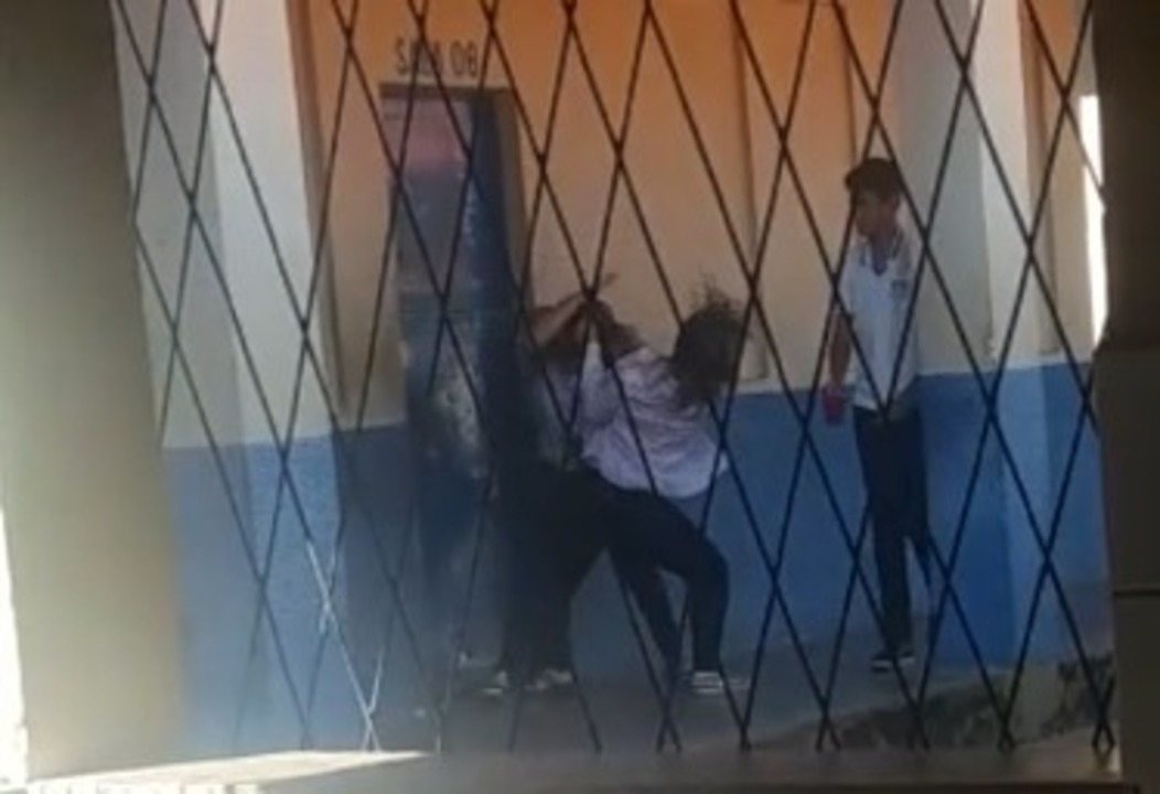 VÍDEO: Professora é agredida por aluna e jogada ao chão dentro de escola