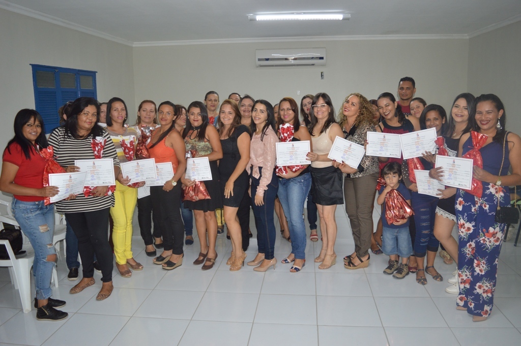 Assistência Social de Sumé entrega certificados de cursos profissionalizantes