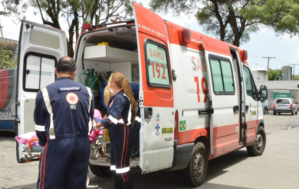 Mulher tenta suicídio por enforcamento