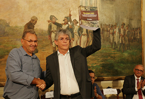 Serrabranquense entrega a Ricardo relatório de atos praticados contra paraibanos durante a Ditadura