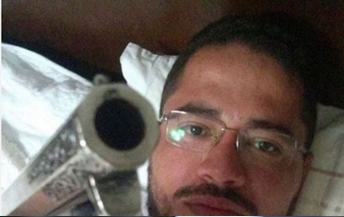 Padre causa polêmica após postar foto com arma em rede social