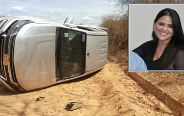 Grávida de sete meses, primeira-dama de Patos capota carro