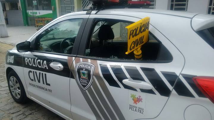 Viatura da Polícia Civil é alvo de vandalismo em Serra Branca