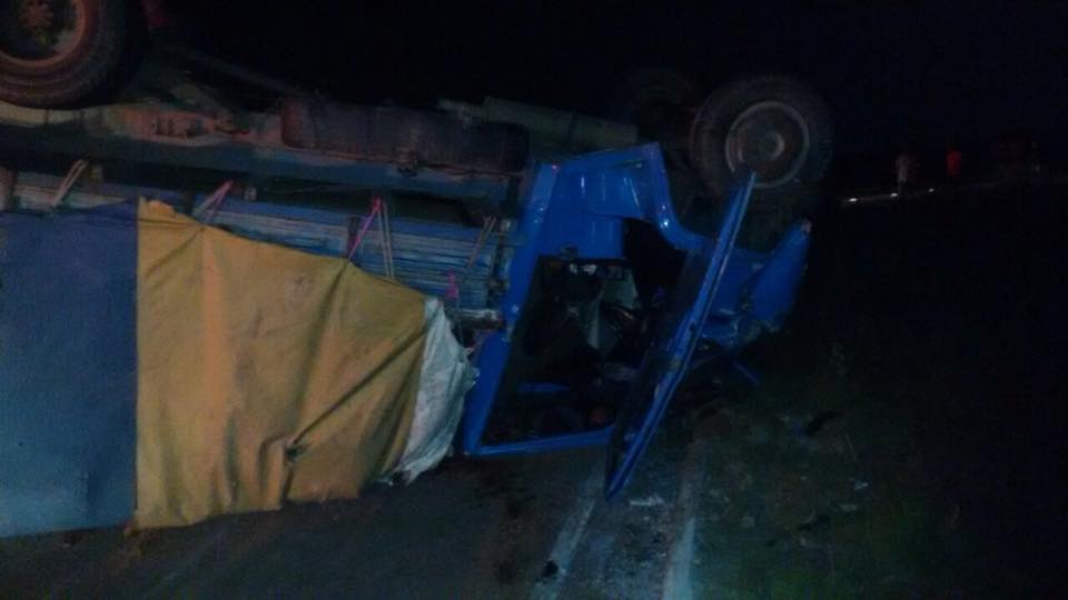 Caminhão boiadeiro tomba e deixa várias pessoas feridas na estrada que liga Sumé ao Congo