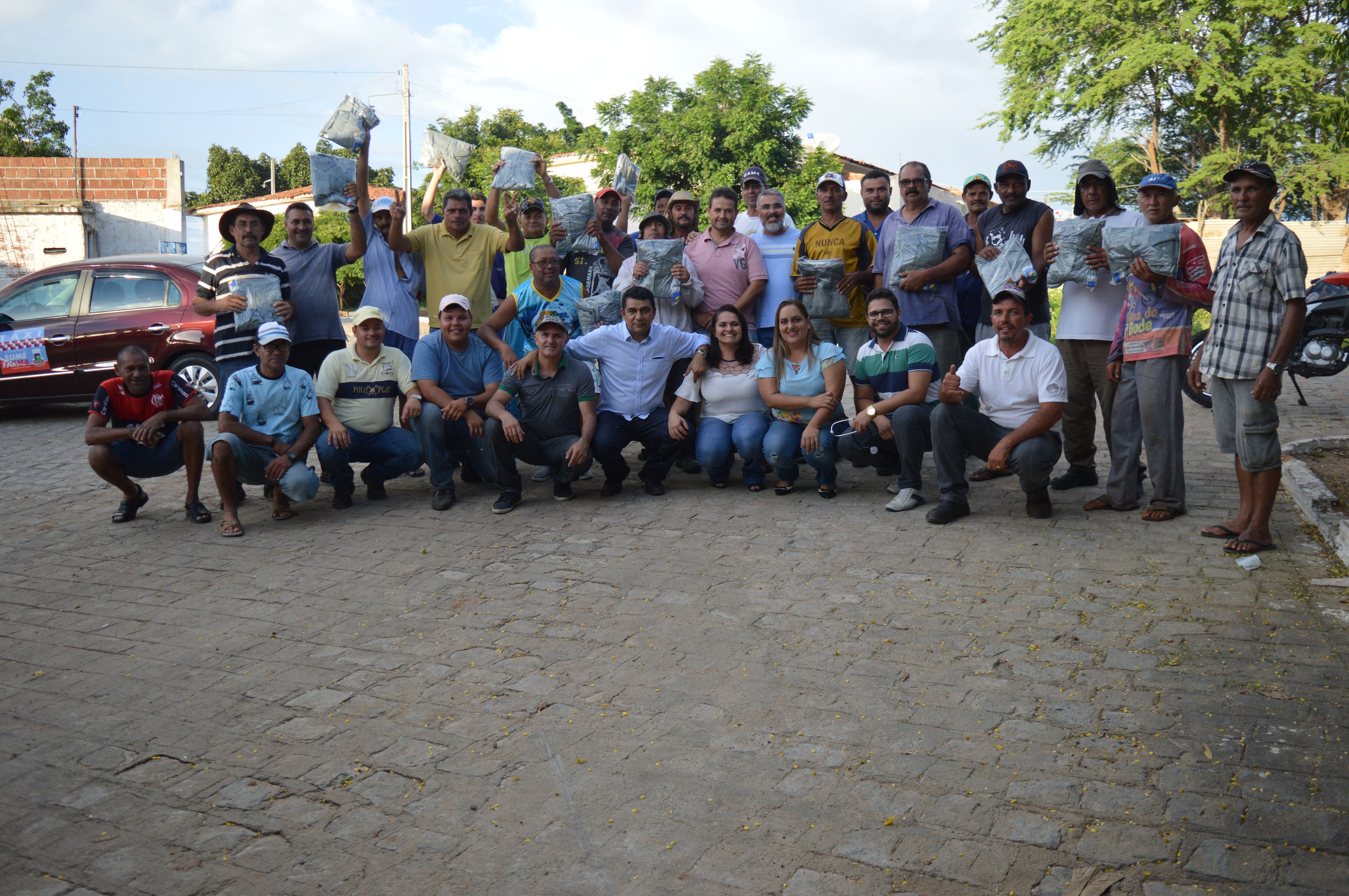 SECRETARIA DE OBRAS DE SUMÉ REALIZA ENTREGA DE UNIFORMES AOS FUNCIONÁRIOS