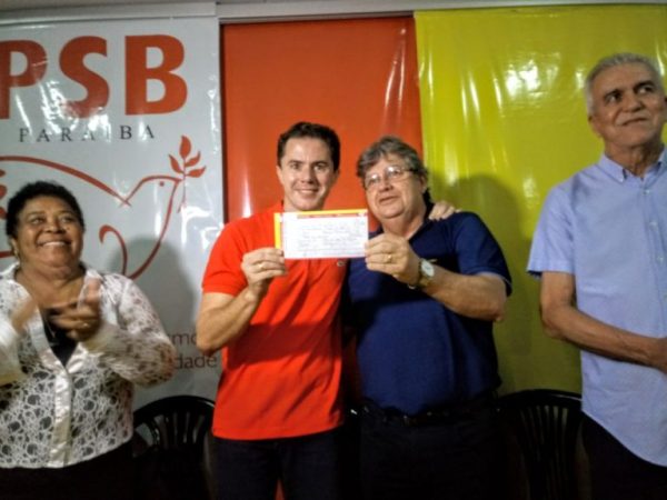 NOVO GIRASSOL: Veneziano assina ficha de filiação e confirma pré-candidatura a senado pelo PSB