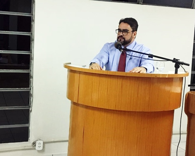 Guilherme apresenta duas indicações, uma para drenagem e pavimentação e outra para instalações de placas em ruas de Serra Branca