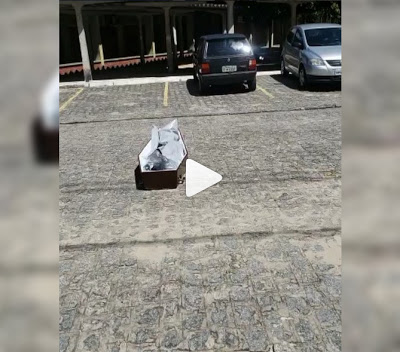 Caixão cai de carro funerário na Paraíba