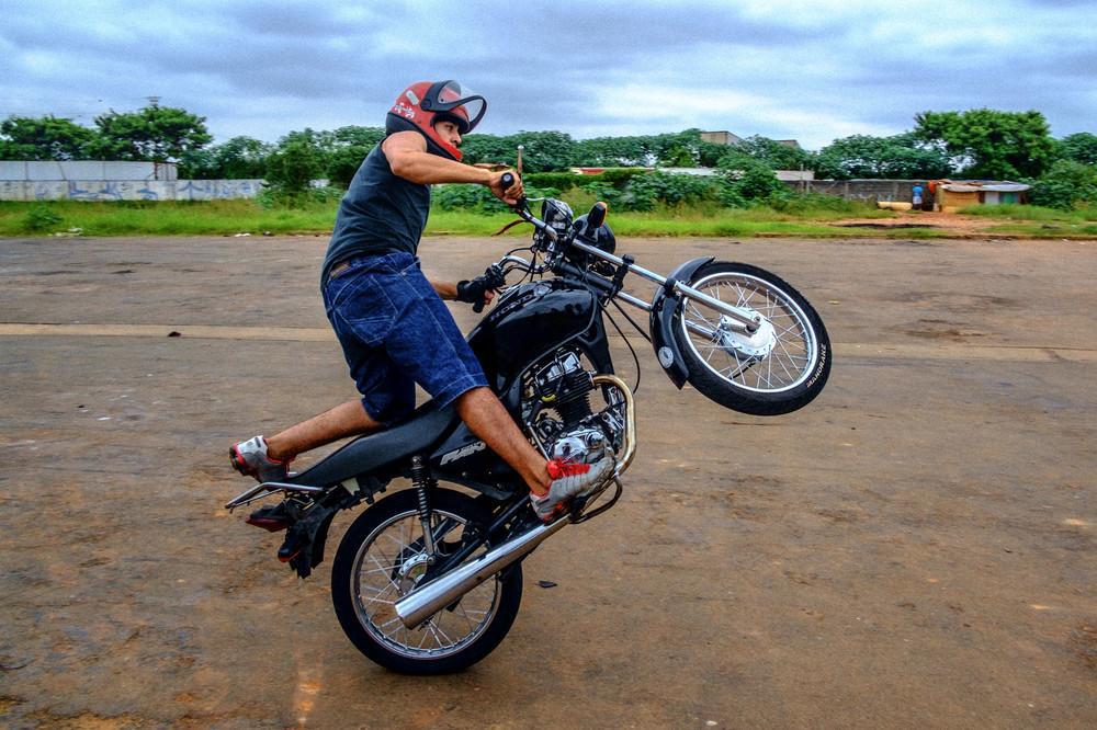 Atenção jovens: Empinar pneu de moto agora dá cadeia após mudanças na lei