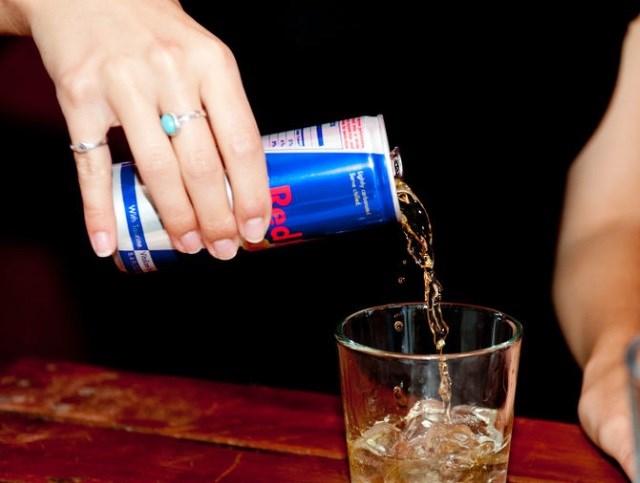 Energético com bebida alcoólica tem mesmo efeito que cocaína, aponta estudo
