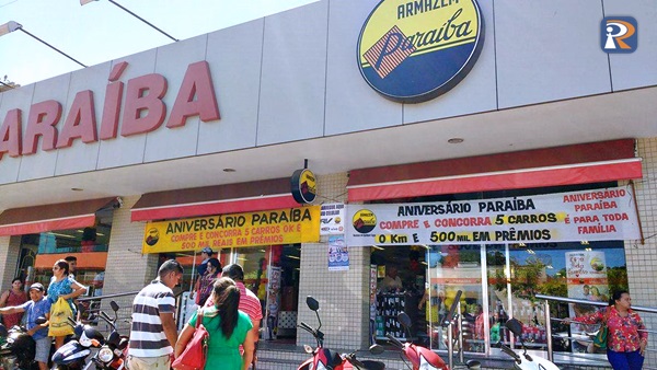 Grupo arromba loja do Armazém Paraíba e rouba celulares e TVs