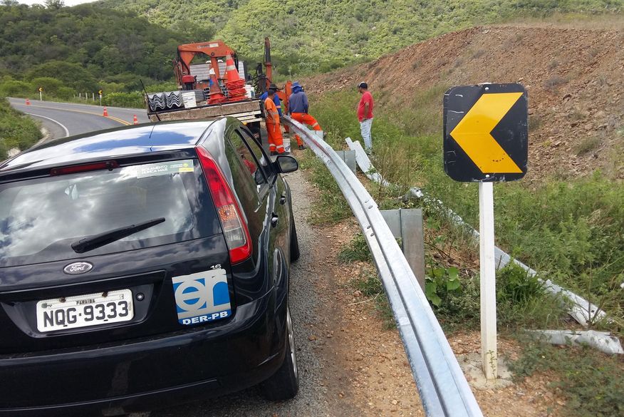 DER mapea rodovias com curvas perigosas e implanta barras de defensa