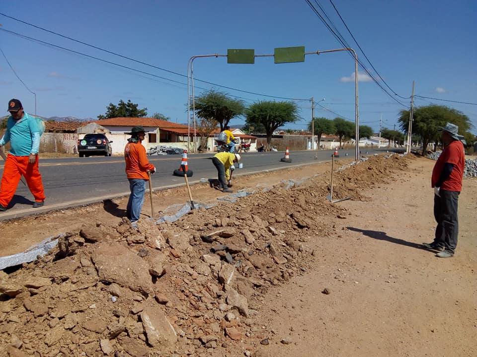Em Serra Branca: Acostamento de pista municipal começa a ser recuperado pelo Governo Estado
