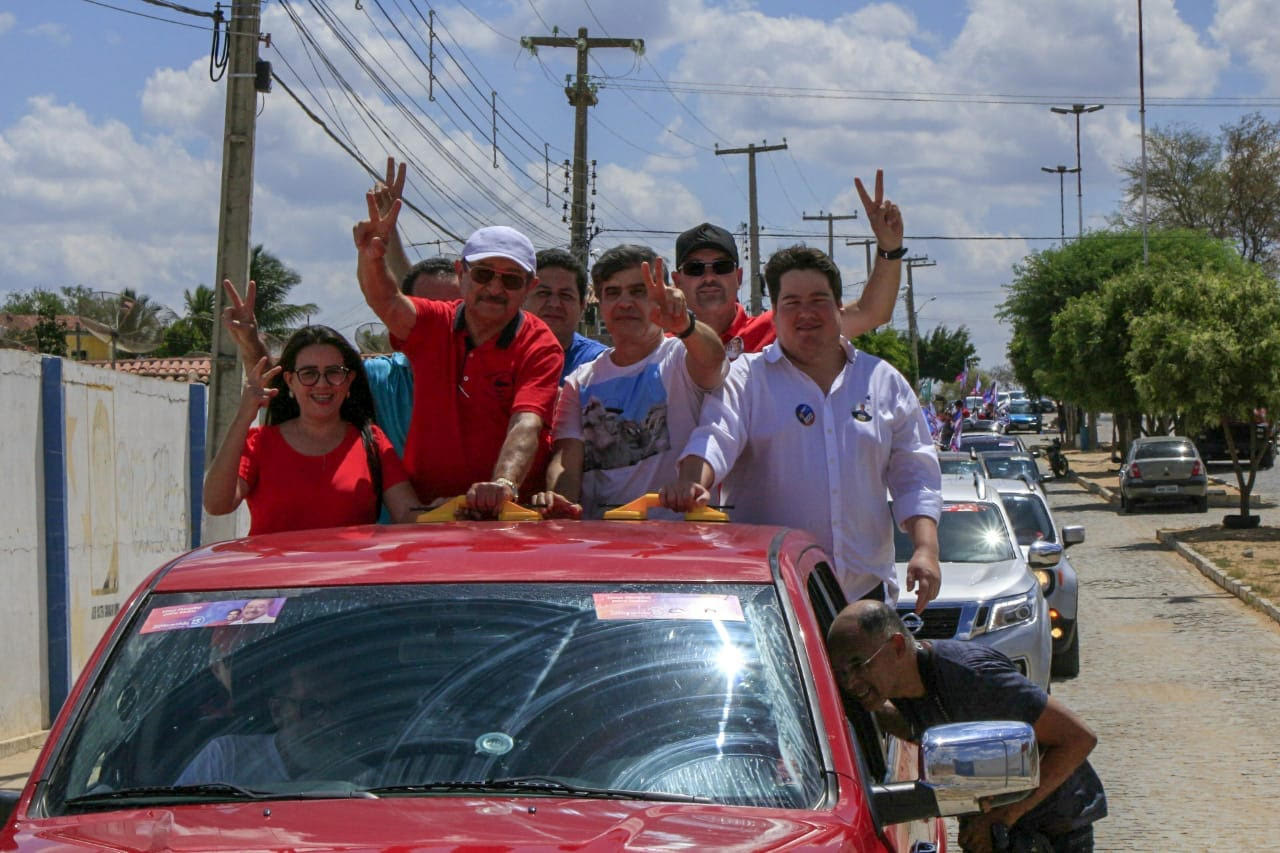 Zé Maranhão faz carreata no Cariri e grande comício em Queimadas
