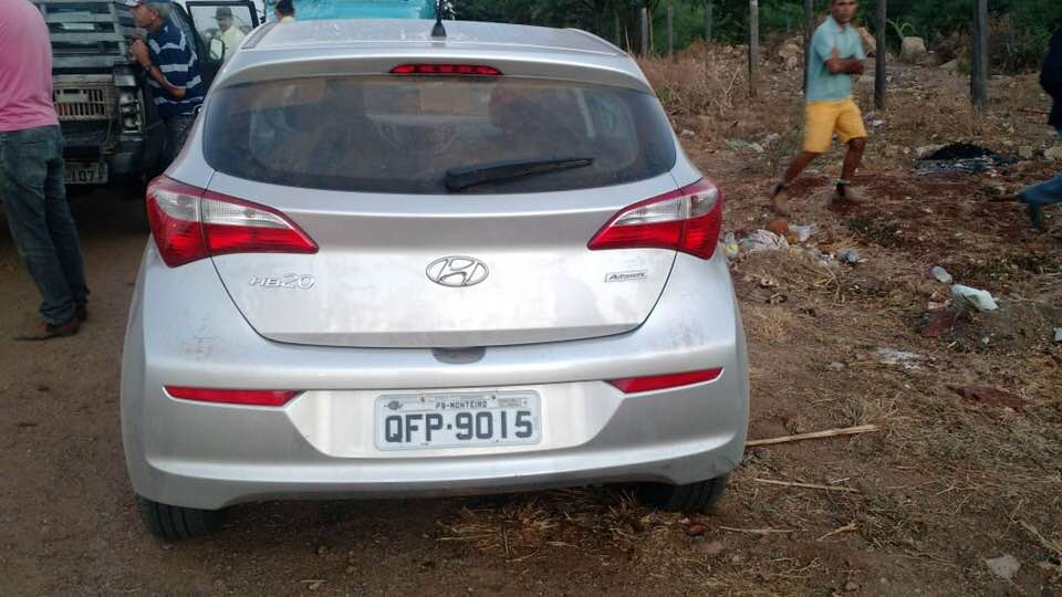 Carro roubado na zona rural de Monteiro é encontrado abandonado em Sumé