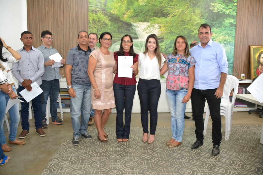 Prefeita, vice, vereadores e secretários municipais recebem novos concursados em Monteiro