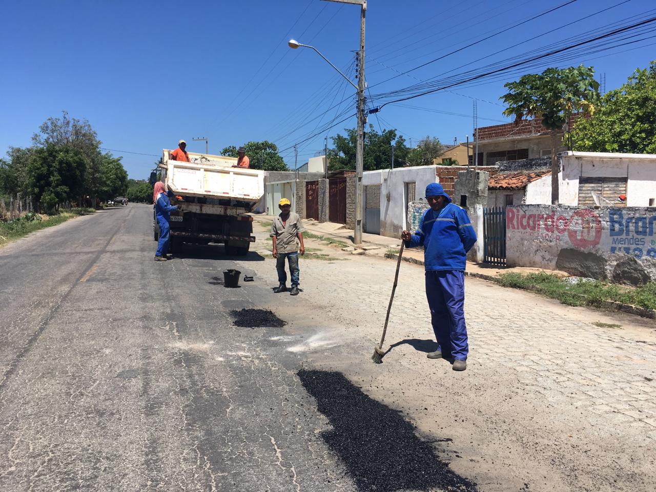 DER realiza operação tapa-buracos a pedido do vereador José Antônio em Sumé