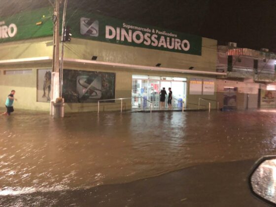 Chove forte no Sertão e ventos derrubam placas de estabelecimentos