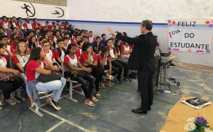 MEC envia carta às escolas pedindo que crianças sejam filmadas durante execução do Hino Nacional