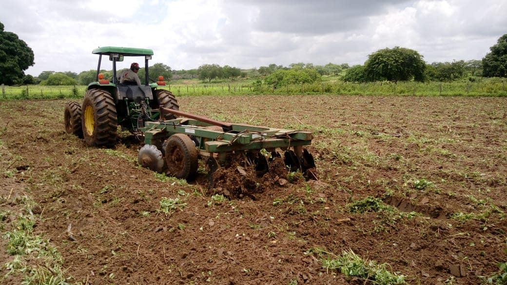 Prefeitura inicia corte de terra para agricultores do município de São José dos Cordeiros