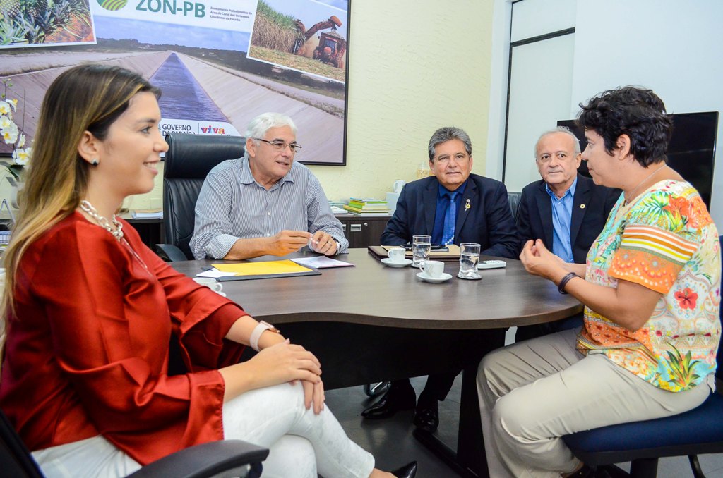 Prefeita de Monteiro se reúne com secretário estadual e presidente da ALPB