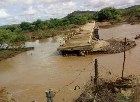 Após noite chuvosa no Cariri, Rio Paraíba tem cheia e ponte fica danificada