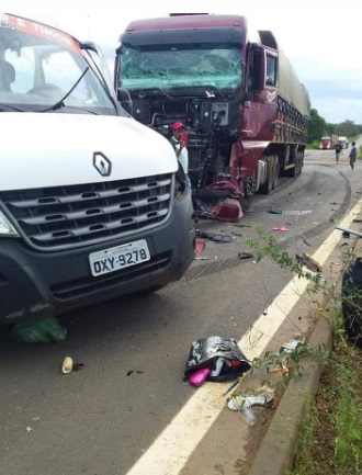 Colisão entre carreta e van deixa oito mortos