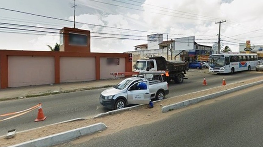 Mulher finge ser outra, marca encontro com ex-marido e incendeia o carro dele dentro de motel