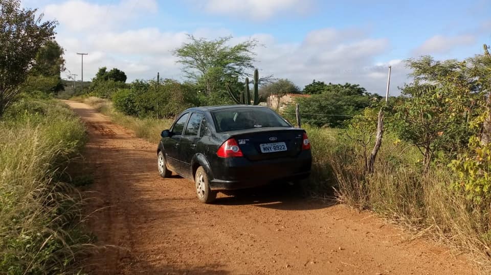 Criminosos roubam carro e agridem proprietário no Cariri; veículo é localizado