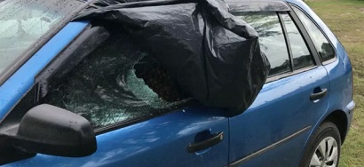 Mais de dez carros são arrombados e depredados durante encontro religioso