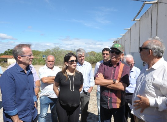 Prefeita participa de reunião para discutir reabertura do abatedouro de caprinos de Monteiro